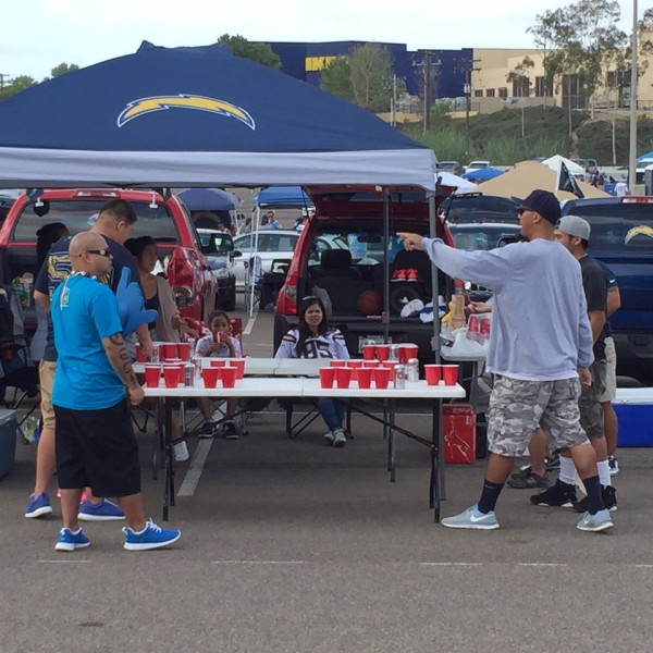 Qualcomm Stadium, San Diego, CA – “Beer Pong”. Ping-pong labda és sörrel töltött poharak, kiváló iszogatós csapatjáték